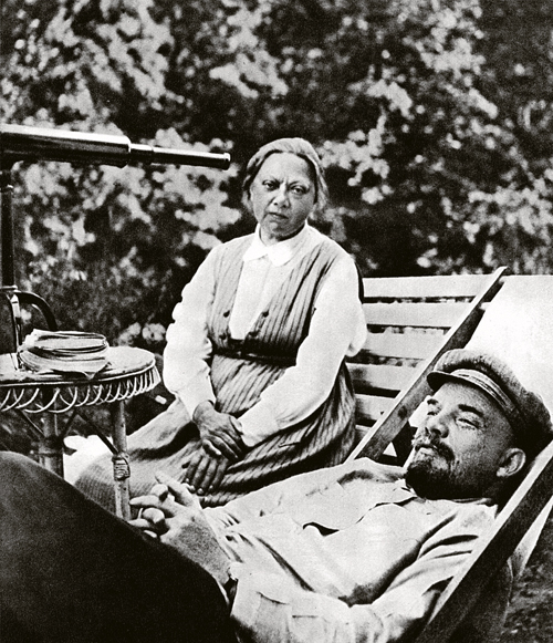 Надежда Крупская и Владимир Ильич Ленин в Горках. 1922 год.