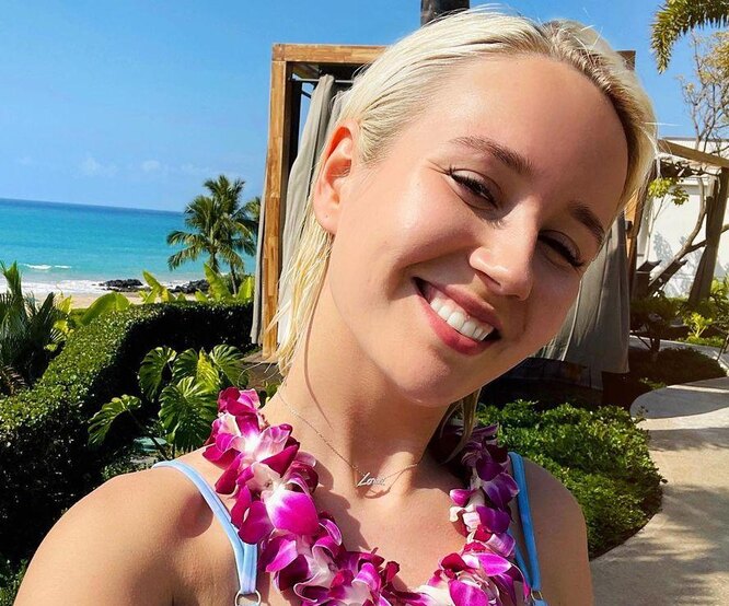 «Куда мы катимся?»: Клава Кока раскритиковала мужчин с&nbsp;цветным маникюром