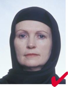Женщина в религиозном головном уборе Женщина в религиозном головном уборе