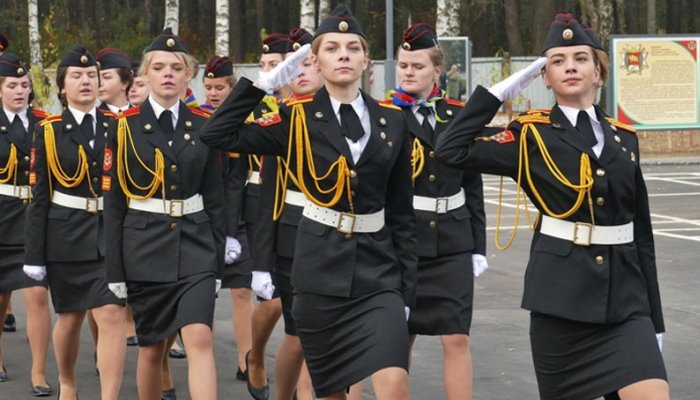 Девушки в строю