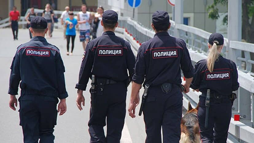 Российские полицейские на улице со спины