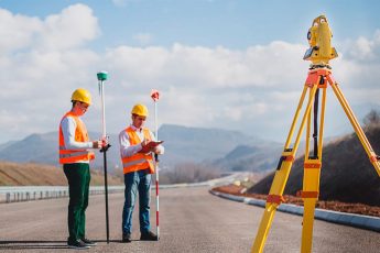 Геодезисты за работой