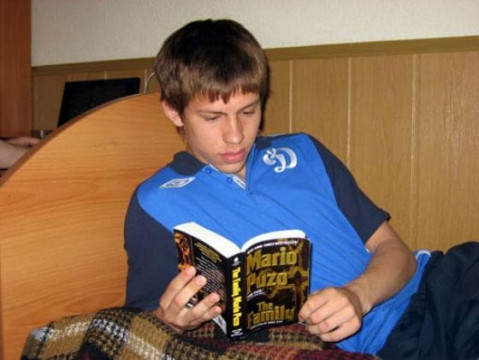 Фотография Федора Смолова из детства Юный Смолов читает книгу
