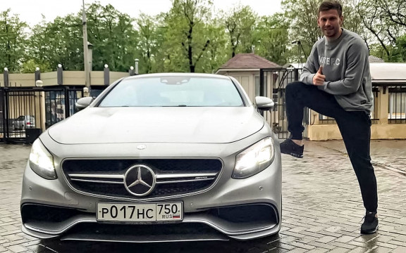 На фото один из множества личных автомобилей Смолова - "Porsche 911 TurboS" Смолов с одним из личных авто